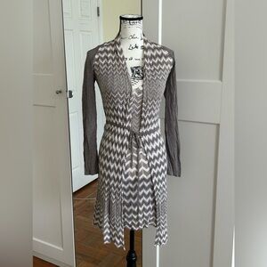 Elegant Zigzag Patterned Dress in Gray and Cream